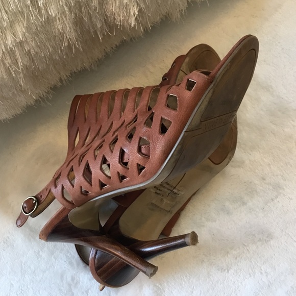 NINE WEST BROWN HEELS - Picture 4 of 4